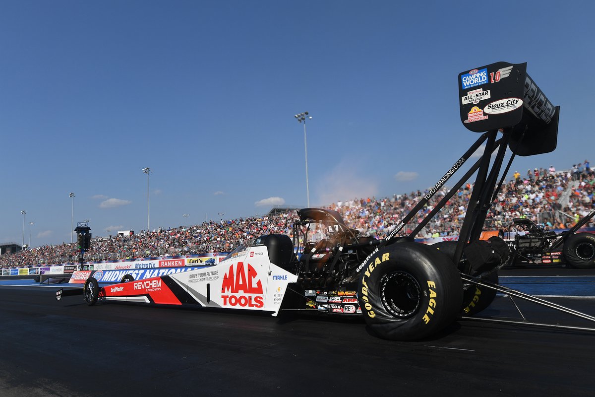 RacingProMedia's tweet photo. Sellout crowd at WWTR watches Friday's top qualifiers retain through Saturday!
#BobTasca #DougKalitta #EricaEnders #GaigeHerrera #NHRA #MidwestNats #WWTR #DragRacing #TopQualifiers #YellowHats #Illinois #StLouis
https://t.co/dZzM28AX3n https://t.co/btN0HjhUK7
