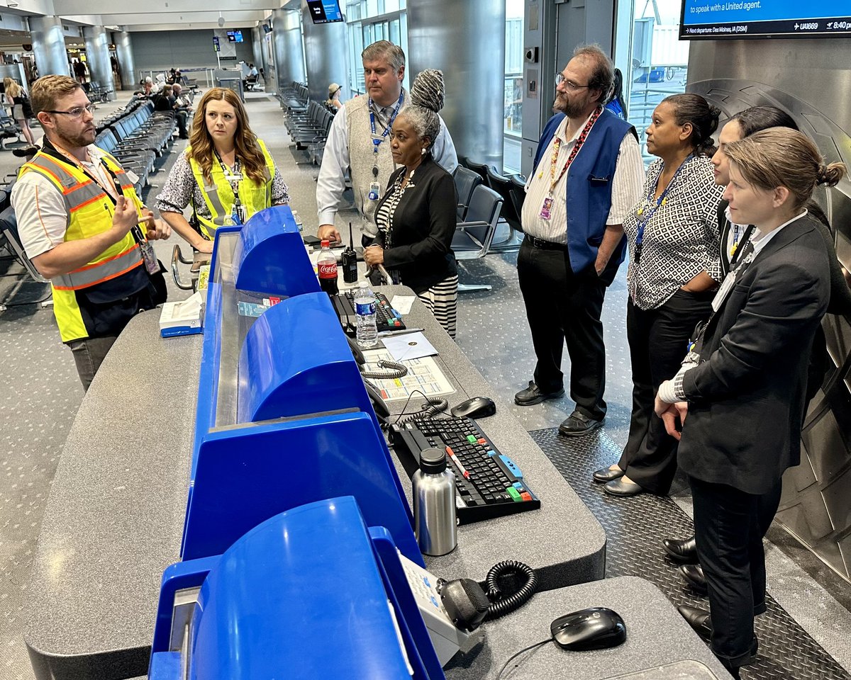 #TeamDEN showing a unified front to support our customers on a very challenging flight 🙏🏼 Well done Team!!! @mcgrath_jonna @StephenStoute @jonathangooda @vjpassa @kiekrz @LisaLmg2767 @patyk2828 @Cheryl_Searle @Justin_in_DEN