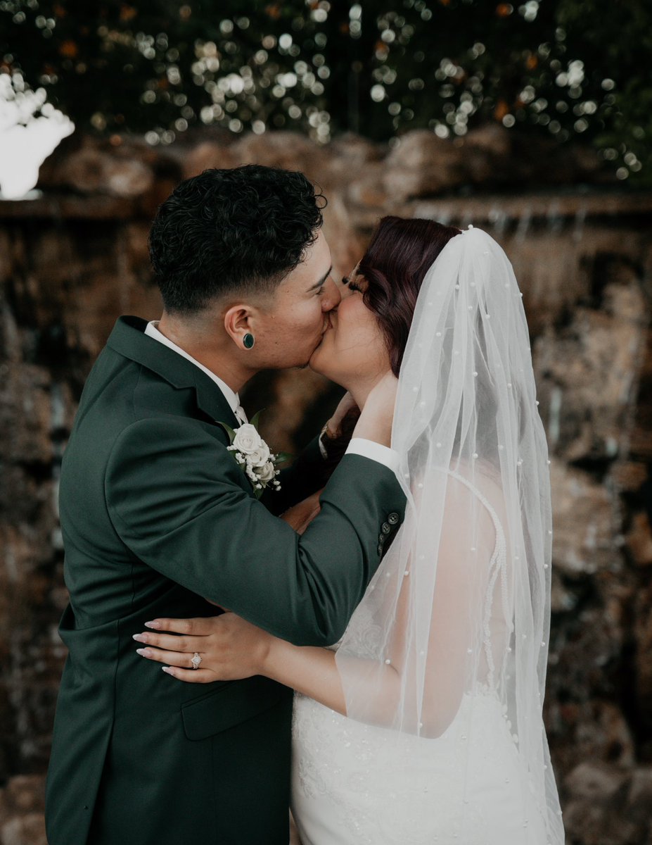 Siscoo__'s tweet photo. Amor de mi vida 🤎 Married my best friend 2 weeks ago. God truly blessed our lives. 🌊 https://t.co/hrslbOxgEN
