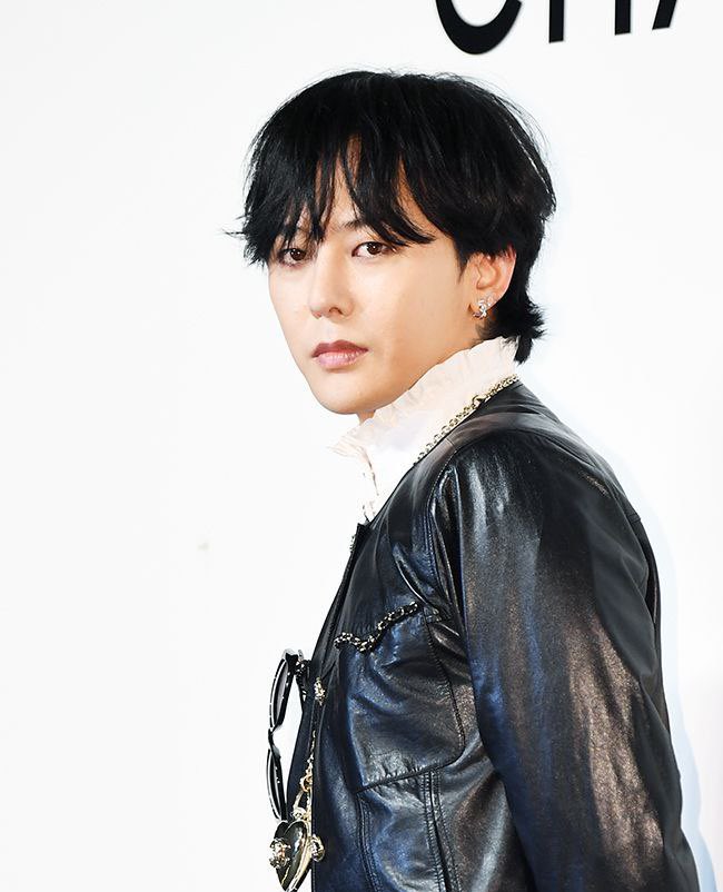 UpdateKBoys's tweet photo. 🚨🚨🚨 Foi noticiado que G-Dragon (BIGBANG) deixou oficialmente a YG Entertainment e agora faz parte da gravadora Warner Music.

🔗 https://t.co/OUq7YAqj7z https://t.co/OD0ub6CErz