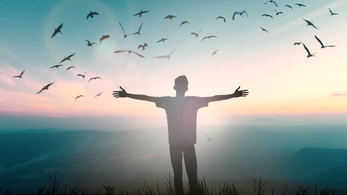 الصُّبْحُ لاحَ عَنِ الجَمَالِ مُحَدِّثاً
وعَنِ الََذِي يُصْغِي لَهُ… مُتَسَائلا!

فَاسْمَعْ بِقَلْبِكَ… قُمْ إلَيْهِ وَحَيِّهِ
وارْسُمْ شُعُوْرَكَ جَدْوَلاً وخَمَائلا!

لا صُـبْحَ… إلَّا لِلَّـذِي يَشْـدُو بِهِ
ويَصُوْغُ أَلْحَانَ الرِّضَا… مُتَفَائلا!
#صباح_الخير
#عيسى_جرابا