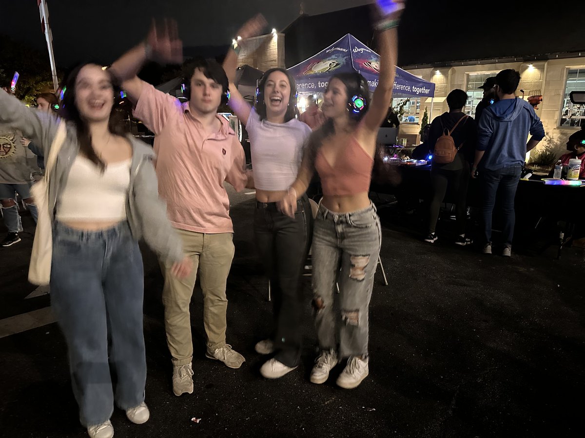 Hushed Silent Disco happening now till 12 AM at the AAN Welcome Center! (St. Ann's parking lot, 4404 Wisconsin Ave) @dcartallnight #ArtAllNightTenley