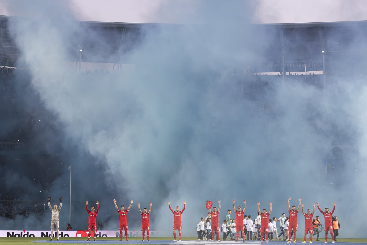 Independiente's tweet photo. Con tanto humo el bello fiero fuego no se ve.

#TodoRojo 🔴 https://t.co/WOvVQfBVtr
