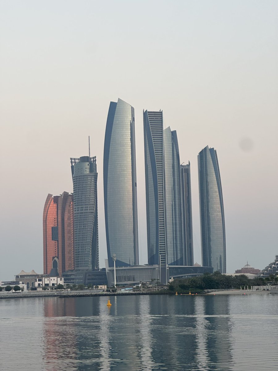 La vera ricchezza non è dove vivi o quanti soldi hai ma il percorso che stai facendo e la famiglia che hai accanto. Studia, impara, metti in pratica, ricorda che il tempo è il bene più prezioso che abbiamo e non avere mai rimpianti per quello che vedi alle tue spalle ma fanne