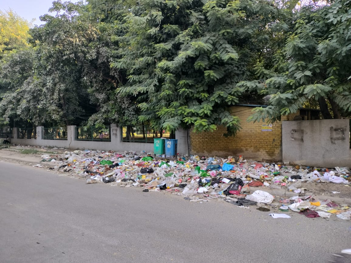 shivigl's tweet photo. @pcmeenaIAS Sir Gurgaon is an appalling state..you visit any sector market, it's like we are walking in a big garbage bin, there is sewage water on the roads. Seems administration is completely uninterested. Where are my taxes going? @MunCorpGurugram @DC_Gurugram @cmohry https://t.co/ErTAMJaDMB