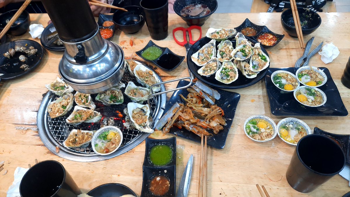 blee51994's tweet photo. 3 thanh niên và mấy em hàu khiến 3 chị đã có gia đình ngơ ngác vì cứ lên món ầm ầm 🤣 https://t.co/eI7EpiE9TB