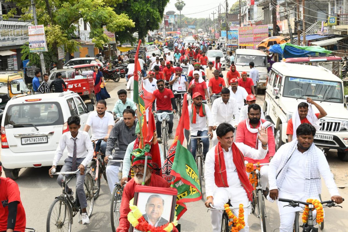 AbhishekA2Y's tweet photo. अराजकता और भ्रष्टाचार की पर्याय बनी भाजपा सरकार में लगभग सभी परीक्षाओं के पेपर आउट हुए हैं। इस सरकार के नुमाइन्दों ने छात्रों व नौजवानों की बर्बादी की क��म खा लिया है। 

आदरणीय बंटी राव जी के नेतृत्व में कुशीनगर विधानसभा, कुशीनगर। https://t.co/MXNvMZ9hBR