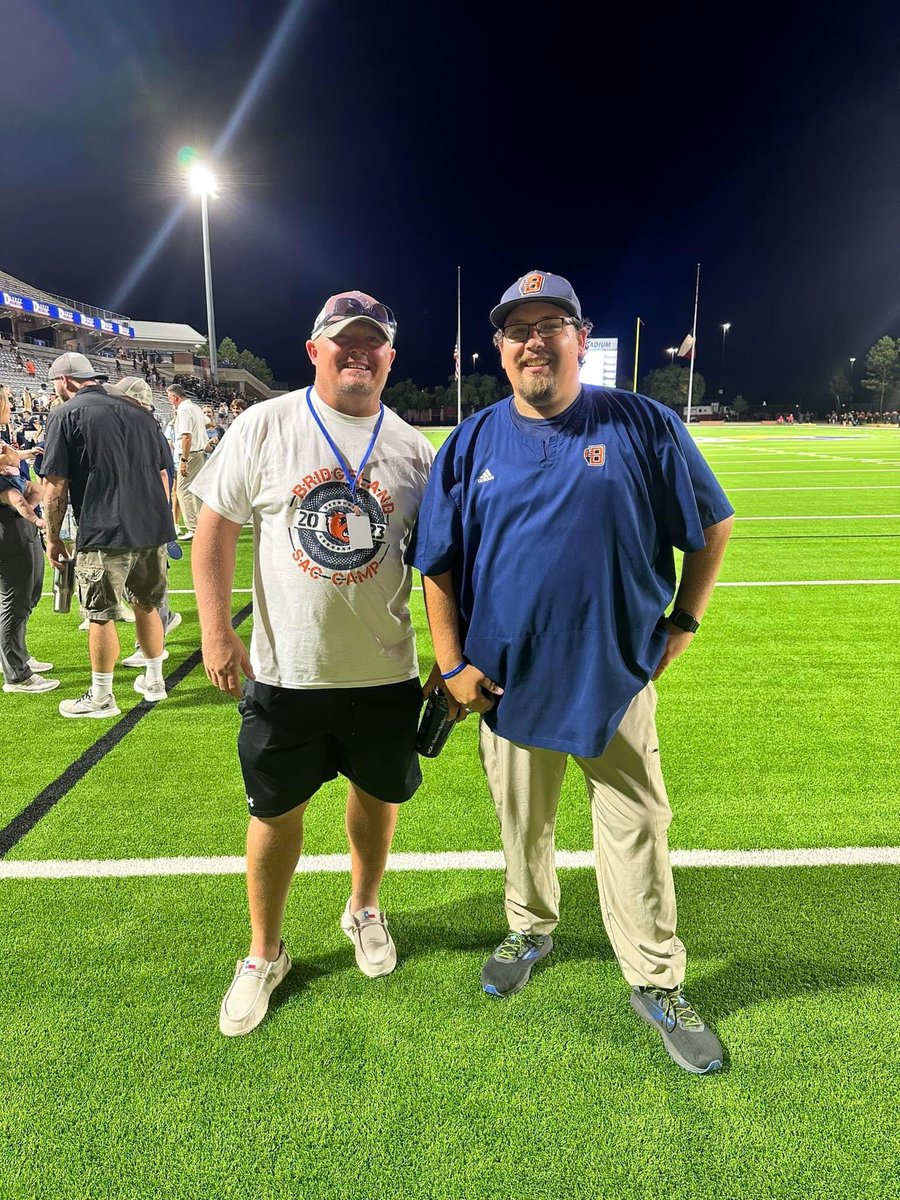 CoachAHughes1's tweet photo. Gotta love when old friends come to see your team play, love you guys! @Brock_Owens77 https://t.co/lindotbx2X