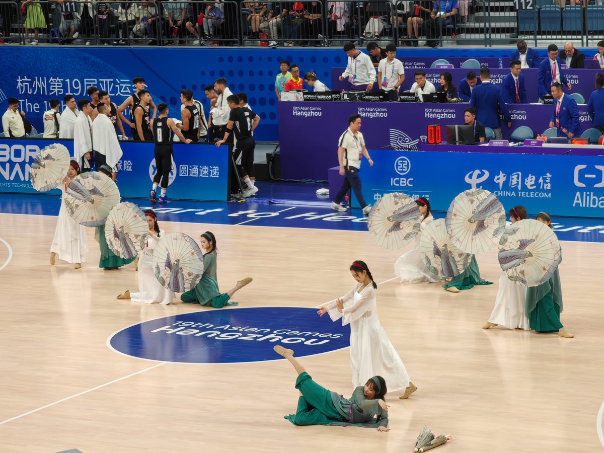 中国のバスケットボールの宝物。Chinese Basketball Baby. 中国男篮大胜中国香港队，最吸引人的还是篮球宝贝的国风舞蹈，大展中国古典文化。#AsianGames2023 #杭州亚运会 https://t.co/f66pW7v5XL