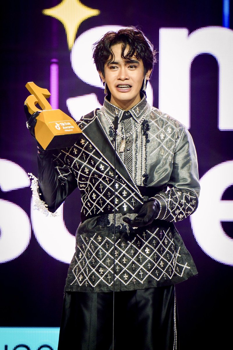 Arshiethromycin's tweet photo. I’m happy to share na kinilala po tayo bilang TikTok Creator of the Year last night during the #TikTokAwardsPH2023 

Maraming salamat po sa inyong lahat. Sobrang surreal ng mga nangyayari, hindi pa rin ako makapaniwala🥹✨🤍 https://t.co/iCG6BDXJqk