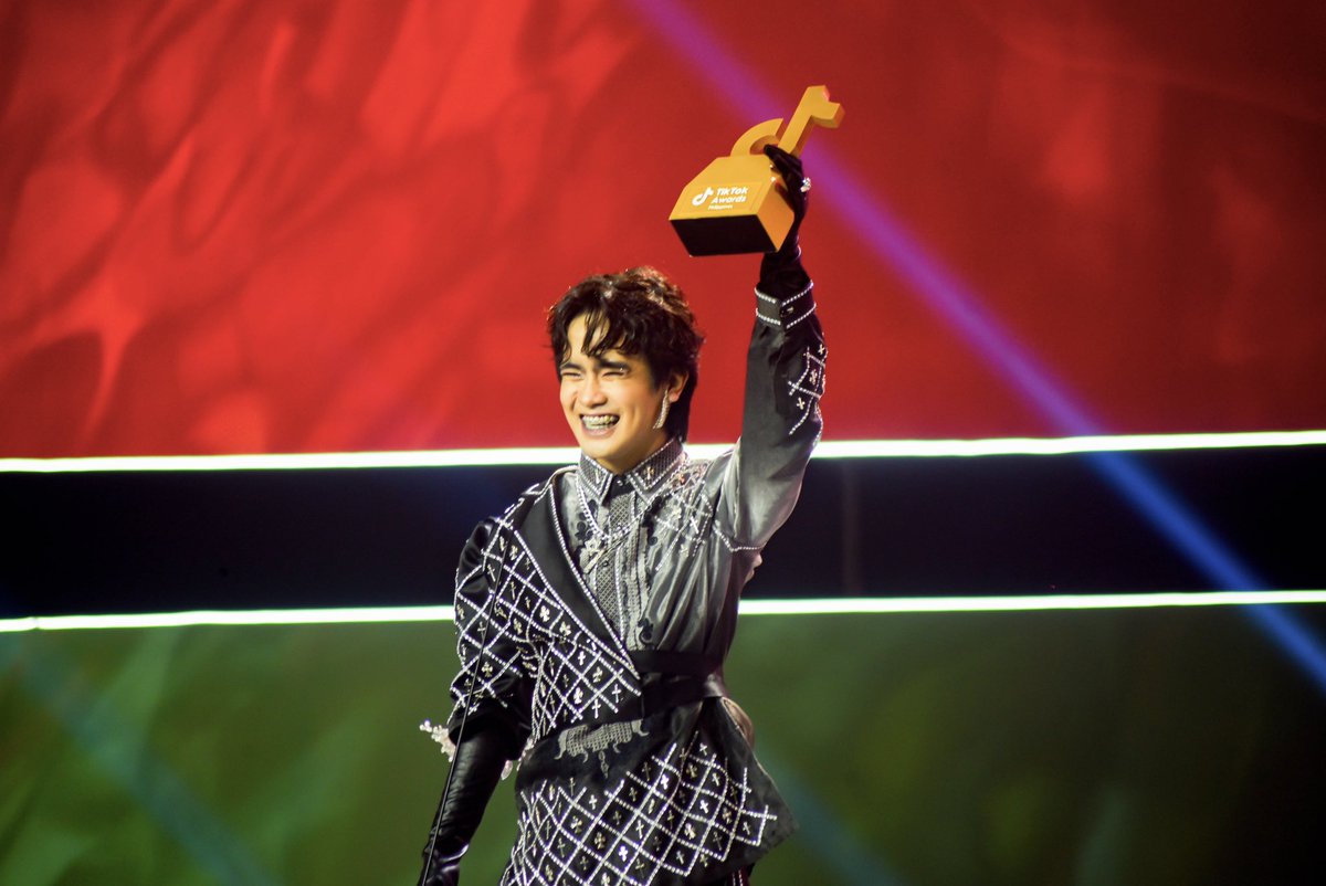 Arshiethromycin's tweet photo. I’m happy to share na kinilala po tayo bilang TikTok Creator of the Year last night during the #TikTokAwardsPH2023 

Maraming salamat po sa inyong lahat. Sobrang surreal ng mga nangyayari, hindi pa rin ako makapaniwala🥹✨🤍 https://t.co/iCG6BDXJqk