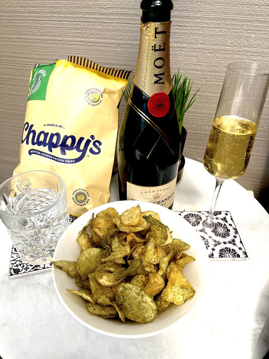MagicAndPasta's tweet photo. I’m prettttyyyyy sure there’s a law/unwritten rule/common sense that dictates the natural progression from day drinking on a sunny day is…………..afternoon drinking on the deck 😉
Champagne and dill pickle chips FTW 🍾🥂🍾🥂🍾🥂
Happy days 🙌🙌🙌🙌
#Champagne #Moet #Chappys https://t.co/RjBcIjglDK