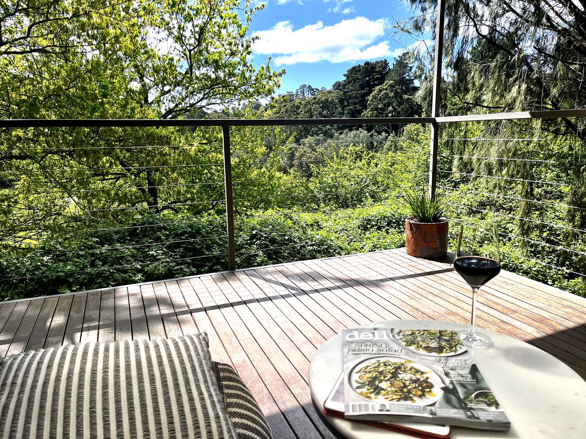 MagicAndPasta's tweet photo. I’m prettttyyyyy sure there’s a law/unwritten rule/common sense that dictates the natural progression from day drinking on a sunny day is…………..afternoon drinking on the deck 😉
Champagne and dill pickle chips FTW 🍾🥂🍾🥂🍾🥂
Happy days 🙌🙌🙌🙌
#Champagne #Moet #Chappys https://t.co/RjBcIjglDK