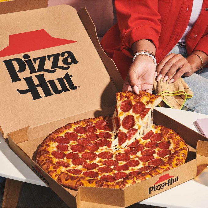 StayPositive_84's tweet photo. On the left is @dominos's pizza, looks good right? Wrong, looks so disgusting I wouldn't touch or eat it. 🤢 #DominosSucks

Now on the right is @pizzahut's Pizza and I have to say looks waaaaaaay more better and looks so delicious. I mean look at that cheese. 😋
#pizzahutRules https://t.co/1c5mJOxaw8