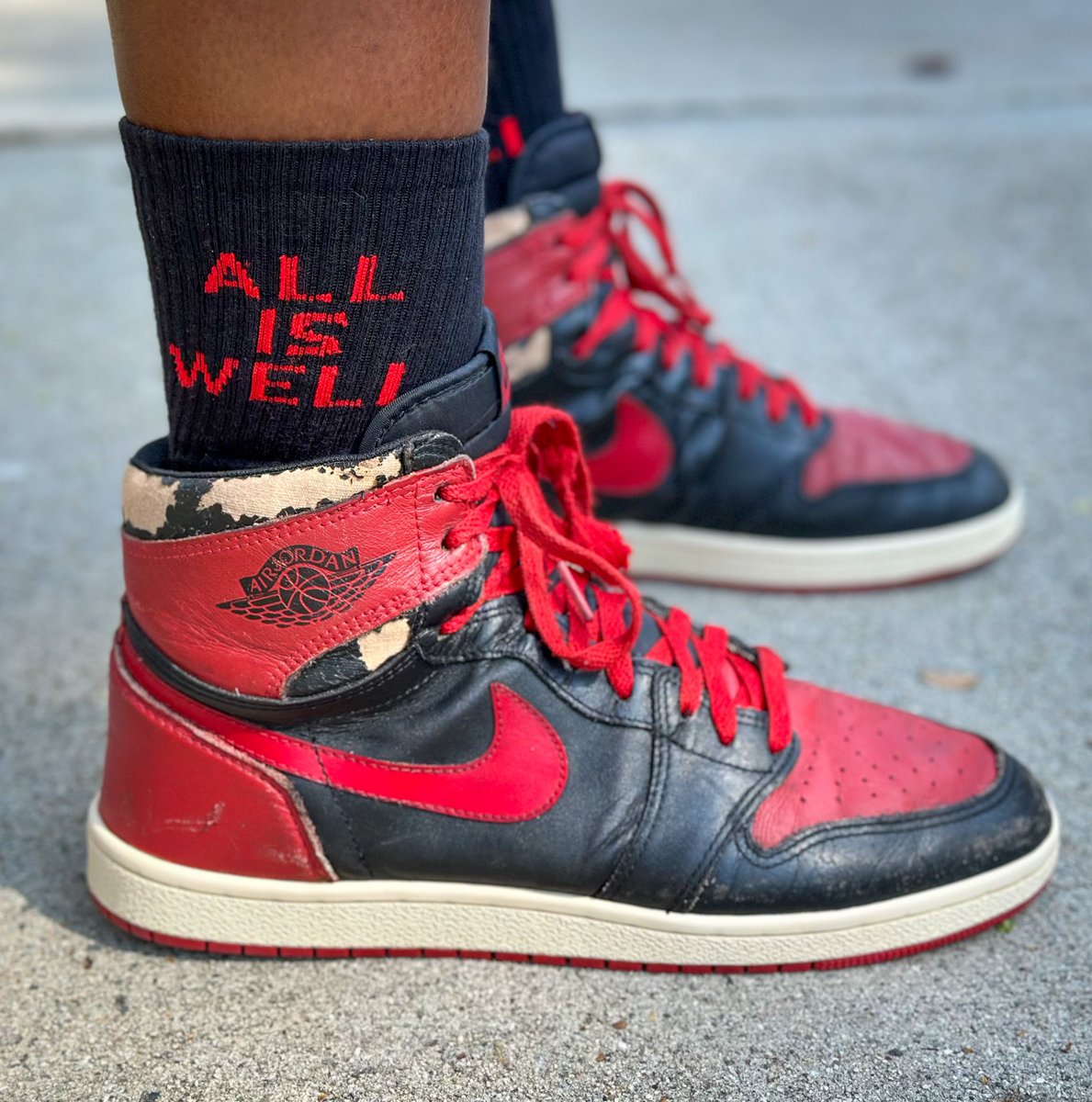 GabrielFortson's tweet photo. #KOTD #unDSEverything #85High
Air Jordan 1 High 1985
SKU: 4281
Colorway: Black/Red
Release Date: 9/14/85 https://t.co/swSnXwfGFW