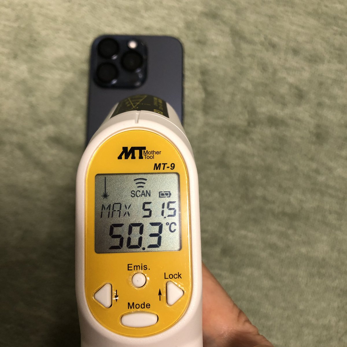 technics009's tweet image. iPhone15Pro の発熱問題。
昨日ニュースアプリを見ていたら異常に熱くなったので表と裏を放射線温度計で測ってみると50℃まで上昇していた。バックでは複数のアプリは動いていたが。
このあと低温やけど指先がヒリヒリしていた。
#iphone15pro #発熱