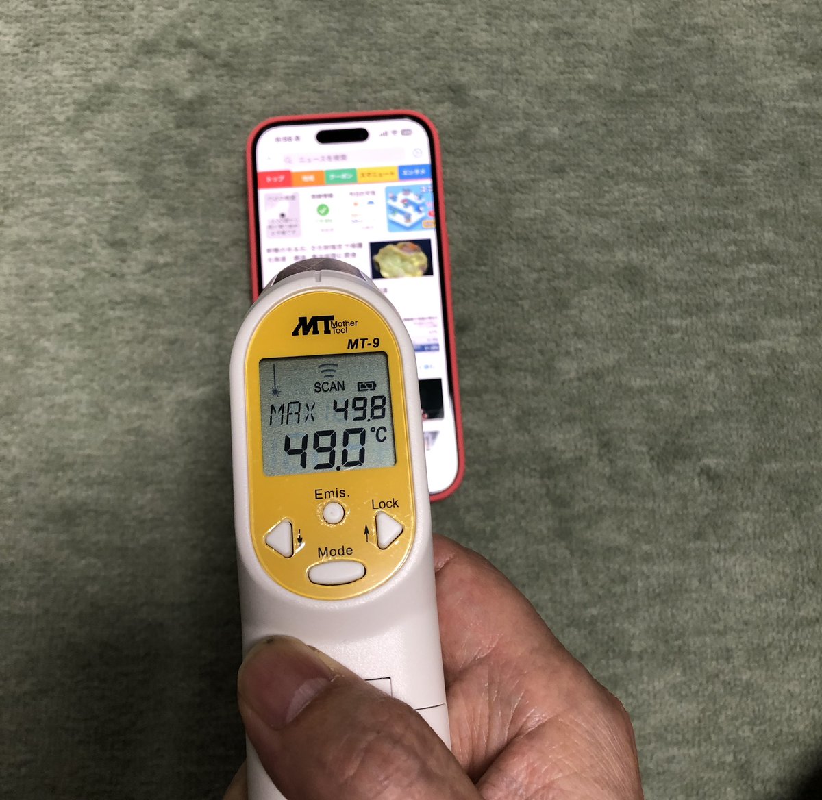 technics009's tweet image. iPhone15Pro の発熱問題。
昨日ニュースアプリを見ていたら異常に熱くなったので表と裏を放射線温度計で測ってみると50℃まで上昇していた。バックでは複数のアプリは動いていたが。
このあと低温やけど指先がヒリヒリしていた。
#iphone15pro #発熱