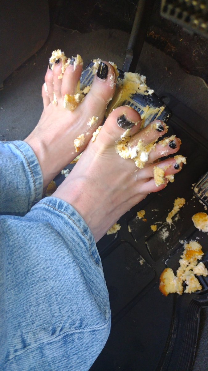 Tasty_Tiffani's tweet photo. Yummy 😋🤤 who loves #twinkies #pedalpumping #foodplay #footfood #footliver @Feetfinder https://t.co/UcRgqeogOd