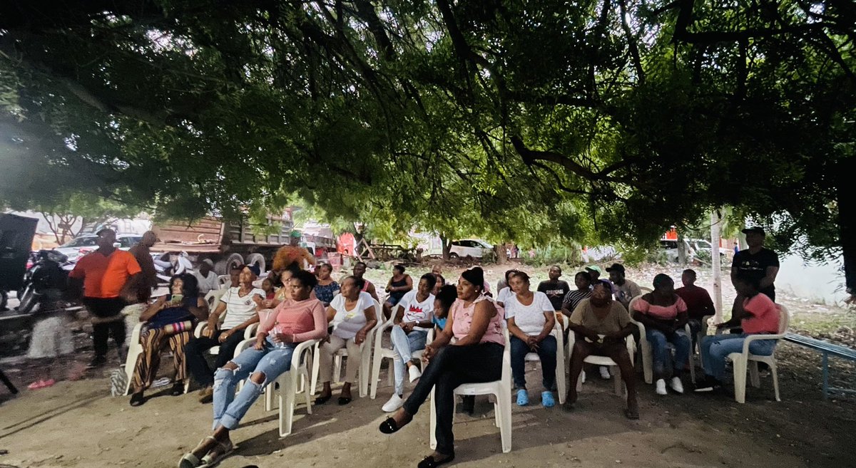 anitabritogil's tweet photo. Extraordinaria reunión organizada por nuestro compañero Severino en el barrio los cartonés seguimos trabajando por nuestra gente.
#AnaBritoDiputada2024 #ComprometidaConAzua #FuerzaDelPueblo @LeonelFernandez @henry_meran @radhamesjimenez @RamirezSiano @ConLeonel1 @Edhoarda22 https://t.co/ydJmbGidvq