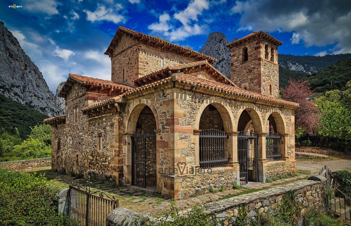 arteviajero_com's tweet photo. Santa María de Lebeña (#Cantabria), una de las máximas cimas de la arquitectura mozárabe, rodeada de espectaculares moles calizas. Su construcción fue promovida en el año 924 por los condes de Liébana
#FelizDomingo #BuenosDias https://t.co/9AhKg9lLcD