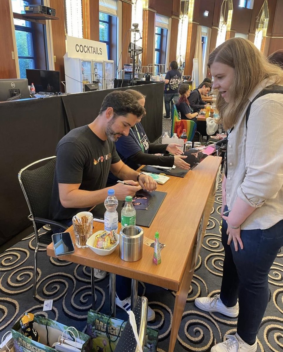TomEllisNws's tweet image. 📸 | 10.01.23 • Tom at the #MagicCon in Bonn, Germany. 

© MagicCon on Instagram.

( Hi @Anke784 👀 )