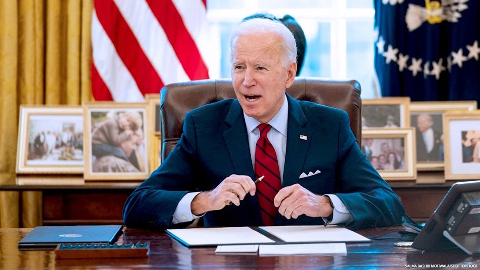 Investingcom's tweet photo. ⚠️BREAKING:

*PRESIDENT BIDEN SIGNS STOPGAP BILL TO AVERT U.S. GOVERNMENT SHUTDOWN 🇺🇸🇺🇸 https://t.co/r0ihFZT3q3