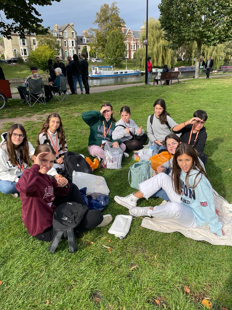 colevirgenvega's tweet photo. Ayer estuvimos disfrutando de un precioso día soleado en #Cambridge, ciudad que recibió a sus estudiantes 👩🎓👨🎓para comenzar el curso.
#InmersiónLingüística
🇬🇧 #FuenEnglish
#LoqueVivoloAprendo https://t.co/DENXUd8TAr