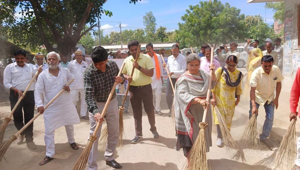 जनपद की नोडल अधिकारी महोदया की उपस्थिति में विकास खंड साऊंघाट के पैड़ा खरहरा ग्रा.पं.में #स्वच्छताहीसेवा कार्यक्रम के अंतर्गत #श्रमदान कर आमजनमानस को स्वच्छता के प्रति शपथ दिलाते हुए जागरूक किया गया।

#स्वच्छभारत🇮🇳
#सुंदरभारत🇮🇳

<a href="/CMOfficeUP/">CM Office, GoUP</a> 
<a href="/UPGovt/">Government of UP</a> 
<a href="/ChiefSecyUP/">S.P. Goyal, Chief Secretary, GoUP</a>
<a href="/ShishirGoUP/">Shishir🇮🇳</a>