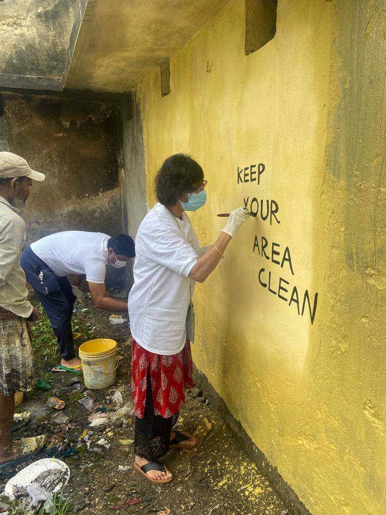 Balmer_Lawrie's tweet photo. #EkTareek #EkGhanta #EkSath
#BalmerLawrie in collaboration with a Kolkata based NGO-Calcutta Rescue organised a #Shramdaan at the Paharpur slums in Kolkata. The slum dwellers along Balmer Lawrie employees, NGO representatives & local area councillor collectively cleaned the area https://t.co/51vFo8MphW