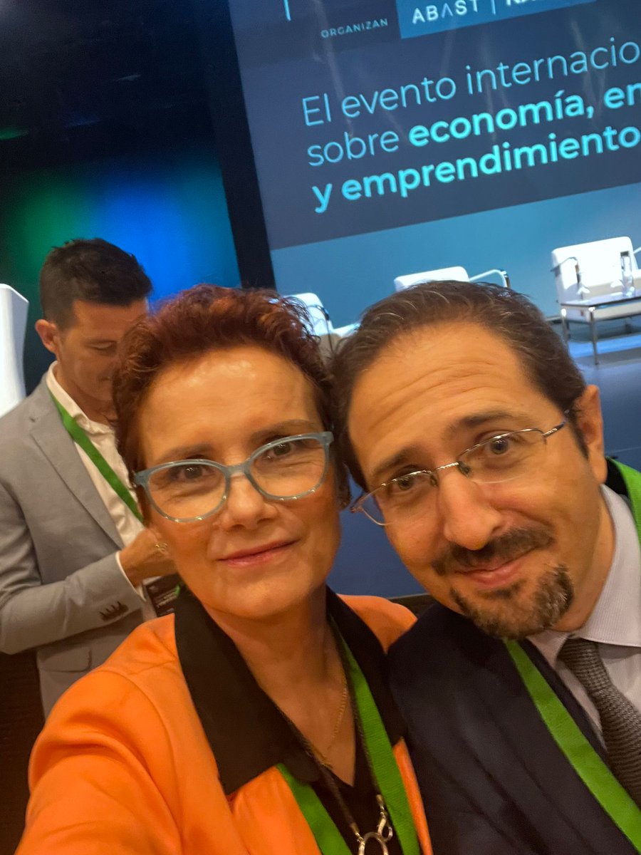 manuel_llamas's tweet photo. Mare de déu la que han liado @wallstwolverine, @rackslabs y Abast en el I Foro Económico de Andorra. 1.000 personas, muchas de España, asistiendo a charlas sobre emprendimiento, tecnología y economía con @dlacalle, @PabloGilTrader, @rubenmansolivar, @AlexfusteAlex, @Godivaciones...
https://t.co/udCbi7qLvu