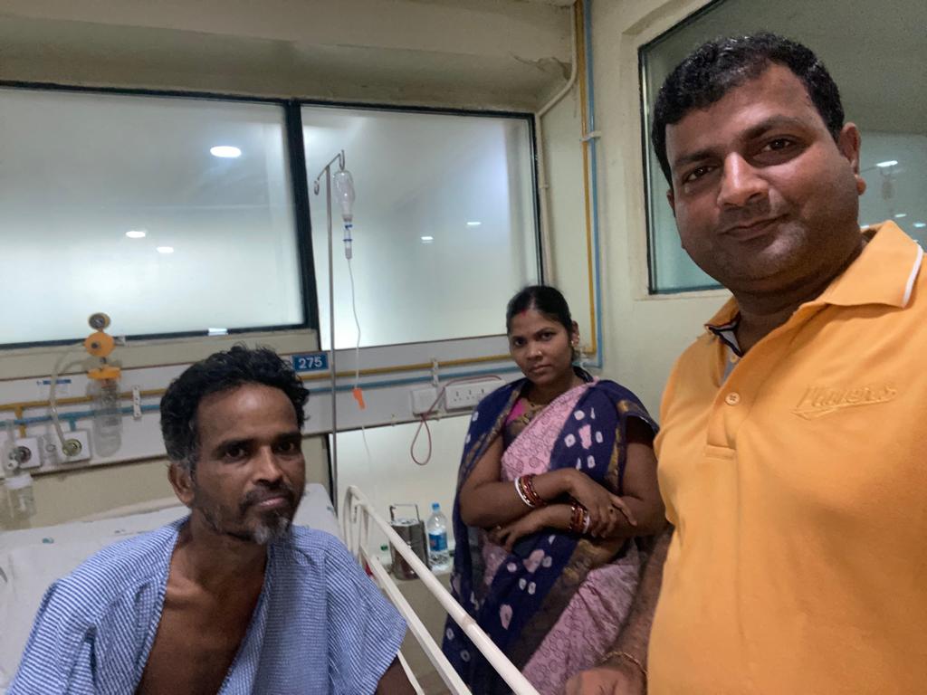 ଭୁବନେଶ୍ୱର ଆପୋଲୋ ହସ୍ପିଟାଲରେ ଚିକିତ୍ସିତ ହେଉଥିବା ସତ୍ୟବାଦୀ ନିର୍ବାଚନ ମଣ୍ଡଳୀ କଣାସ ବ୍ଳକ ଗଡ଼ବଳଭଦ୍ରପୁରୁ ପଞ୍ଚାୟତ ମଣିଜୀପୁରୁ ଗ୍ରାମର ସନ୍ତୋଷ ବେହେରାଙ୍କୁ ଦେଖା କରିଲି ।

ଡାକ୍ତର ଟିମ୍ ଙ୍କୁ ଶ୍ରୀଯୁକ୍ତ ବେହେରାଙ୍କ ସ୍ଵାସ୍ଥ୍ୟ ଅବସ୍ଥା ବିଷୟରେ ପଚାରି ବୁଝିବା ସହିତ ଆଶୁ ଆରୋଗ୍ୟ କାମନା କରୁଛି ।
<a href="/BJP4Satyabadi/">BJP4Satyabadi</a>