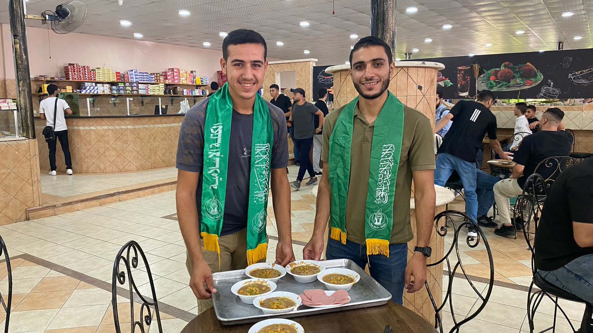 kotla_f's tweet photo. #بالصور
الكتلة الإســــلامية في جامعة فلسطين تنفذ نشاط إفطار مقدسي جماعي داخل كافتيريا الجامعة بحيث تم توزيع فطور مجاني للطلاب استكمالا لفعاليات بدأ العام الدارسي الجديد https://t.co/iUloc8b26n