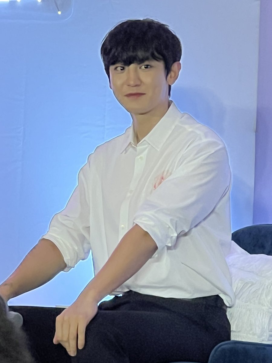 philconcerts's tweet photo. Welcome @EverBilenaPH’s first male and international brand ambassador, EXO’s CHANYEOL!

#ChanyeolForEverBilena https://t.co/nAWsLz9DXQ