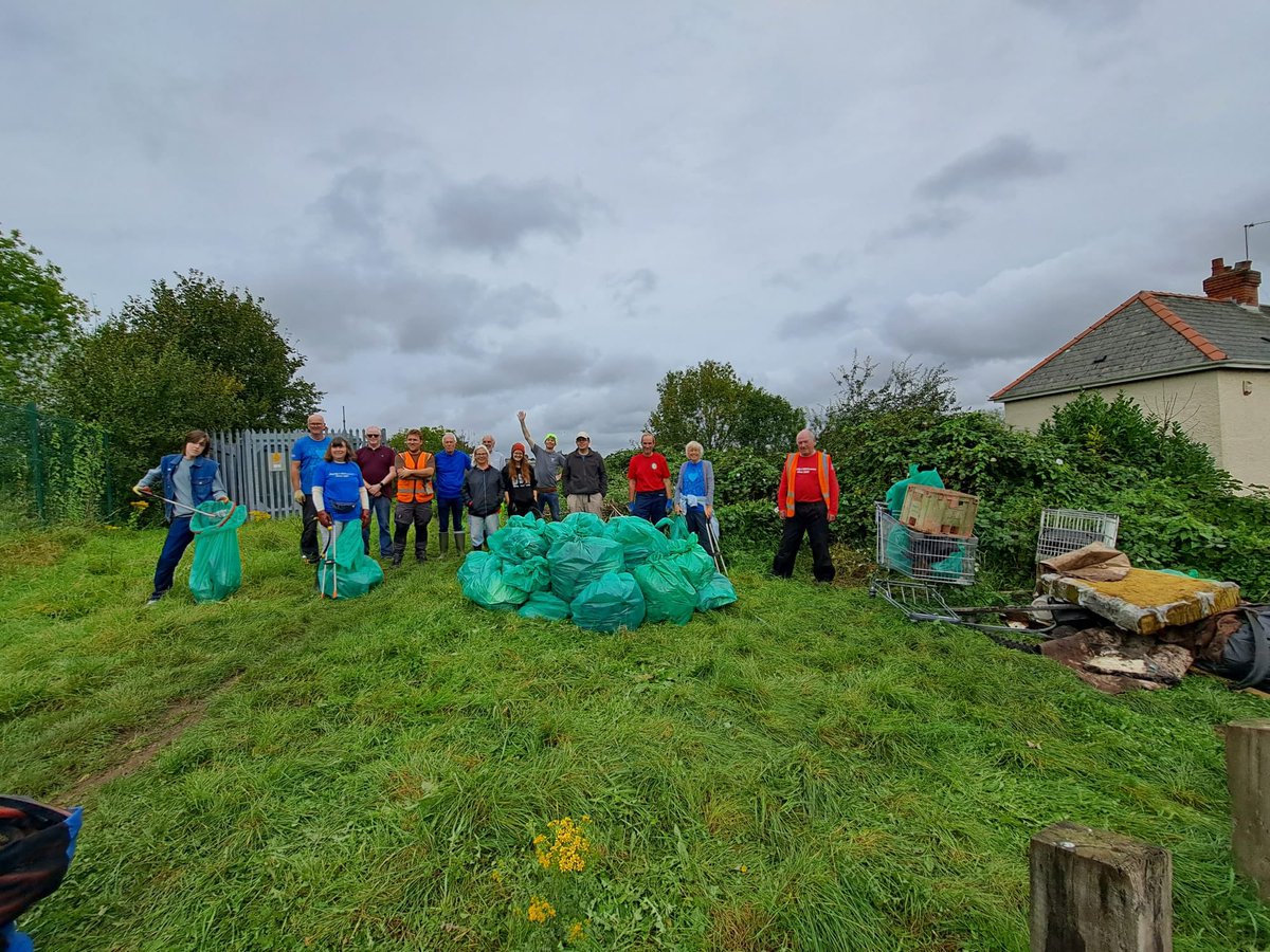 cardiffrivers's tweet photo. Saturday saw 22 volunteers tackle flytipping and the aftermath of cable burning in Plymouth Great Woods. Very depressing as only there 2 months ago. 2 full transit tipper loads and a full trailer of scrap for sale/recycling. Thanks to everyone for a tremendous effort 👏 https://t.co/egQKsmeZLh