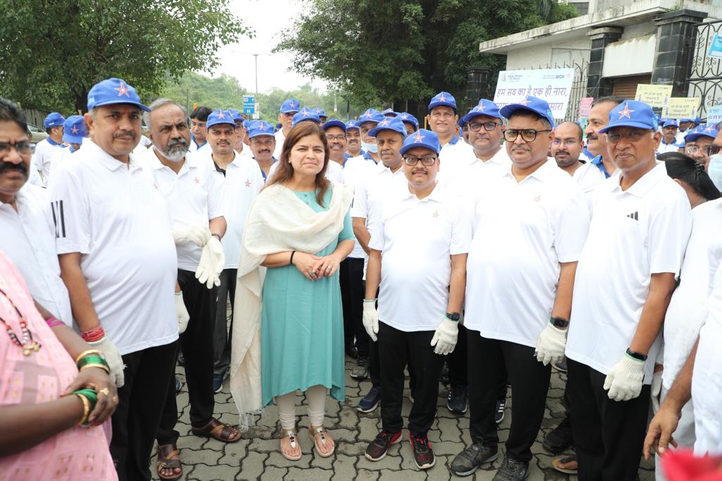 BankofIndia_IN's tweet photo. As a part of #Swachhatahiseva endeavour, Bank of India organized a cleanliness drive on 1st October 2023 at BKC- Mumbai area. The programme was followed by tree plantation. The programme was graced by top executives of the bank and special guest Smt. Poonam Mahajan.
#MeriMaatiMeraDesh #AmritKalashYatra #Swachhbharat #BankofIndia