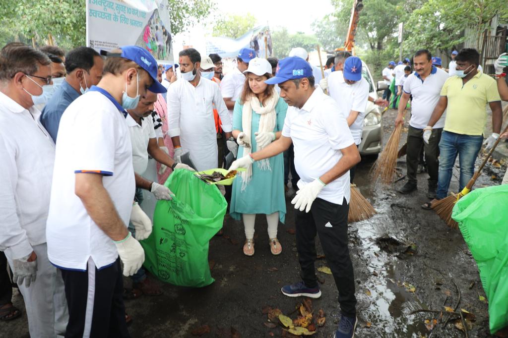 BankofIndia_IN's tweet photo. As a part of #Swachhatahiseva endeavour, Bank of India organized a cleanliness drive on 1st October 2023 at BKC- Mumbai area. The programme was followed by tree plantation. The programme was graced by top executives of the bank and special guest Smt. Poonam Mahajan.
#MeriMaatiMeraDesh #AmritKalashYatra #Swachhbharat #BankofIndia