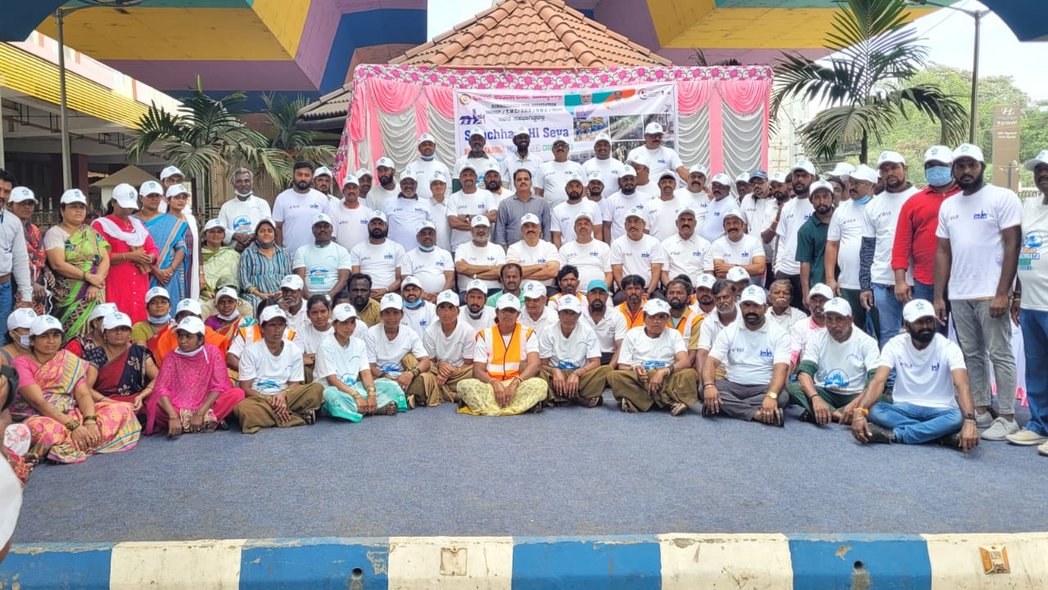 karnataka_dma's tweet photo. As part of Swachhata Hi Seva shramadana program conducted in TMC Bommasandra with cooperation of Industrial association, SHG and others.
#Garbagefreeindia #SHS2023
#swachhbharatgov
#SwachhataHiSeva #ektareekh #ekghanta #eksath #SwachhBharat #SHS2023 #GandhiJayanti https://t.co/qqc0f4wKxb