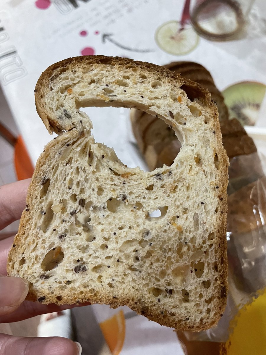 Si ya es vergonzoso tener que pagar casi 4 euros por diez rebanadas de pan, que haya veces que vengan en estas condiciones es reírse (una vez más) en la cara de la gente que no puede consumir gluten. 
Ya me he quejado a la empresa (Schär) pero lo pongo por aquí también.