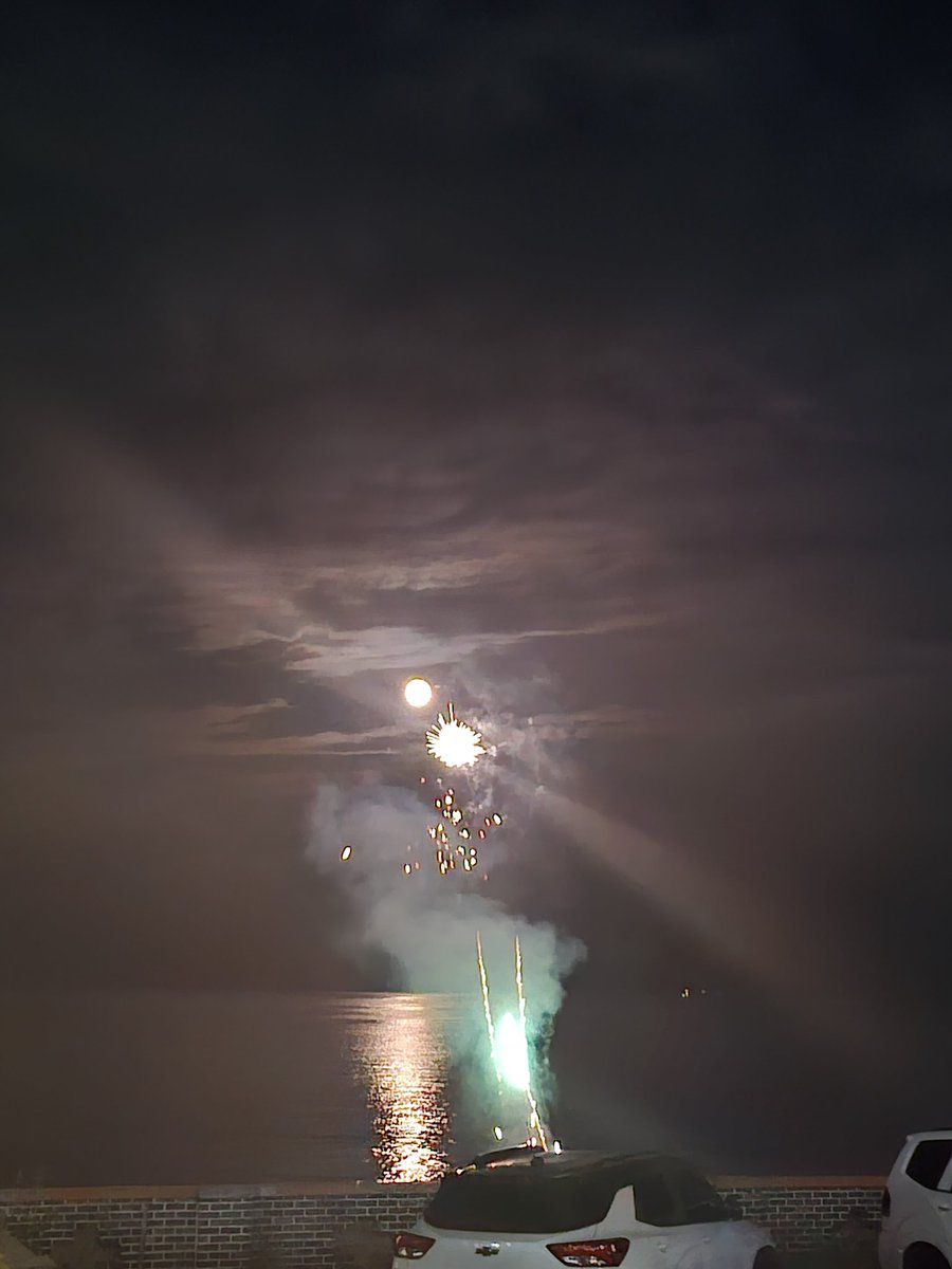 어제 시발 새벽까지 폭죽가지고 염병해서 새벽에 철수햇엇음