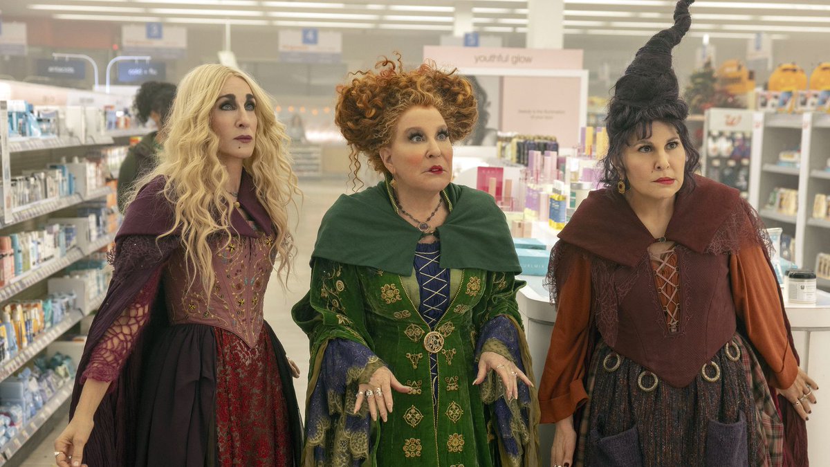 HocusPocusSpain's tweet photo. Hace 1 año se estrenaba #ElRetornoDeLasBrujas2 en @DisneyPlusES convirtiéndose en la película de no animación más vista de la historia de la plataforma.

'Hocus Pocus 3' ya se encuentra en marcha y se podría estrenar en 2024. 🔮🧹🐈‍⬛ #HocusPocus2 #HocusPocus3 https://t.co/aoMr8JnOXC