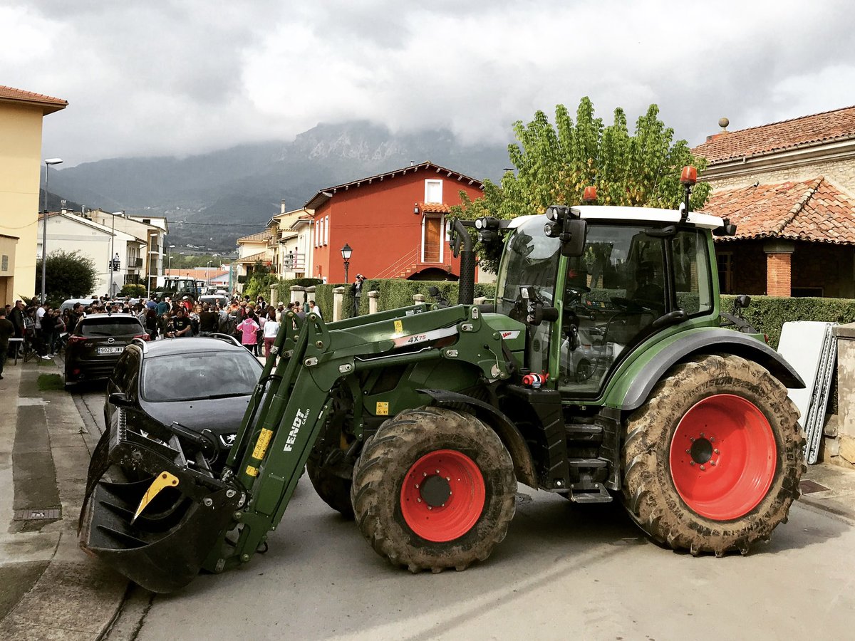 Avui fa 6 anys q vam plantar els tractors de casa davant l’escola de Sant Esteve d’en Bas x si els terroristes de l’Estat decidien venir-nos a pegar. A Catalunya hi ha milers de tractors q, quan s’hi hagi de ser, hi seran. I s’hi haurà de ser. Visca l’1-O. Visca Catalunya Lliure!