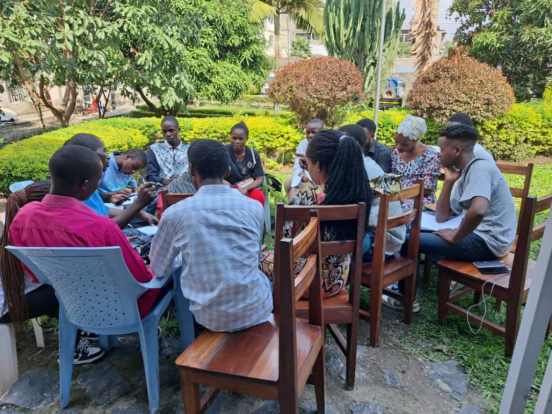 #UniversitéAlternative Esprit critique &amp; bonnes pratiques des électeurs. C quoi un esprit critique pr les électeurs ? Les mauvaises &amp; bonnes pratiques des électeurs congolais avant, pendant &amp; après les élections. <a href="/NeneMorisho/">Nene Morisho</a> <a href="/BROT_furdiewelt/">Brot für die Welt</a> <a href="/KemperBarbara/">Barbara Kemper</a> <a href="/innocent_mpoze/">Innocent Mpoze</a>