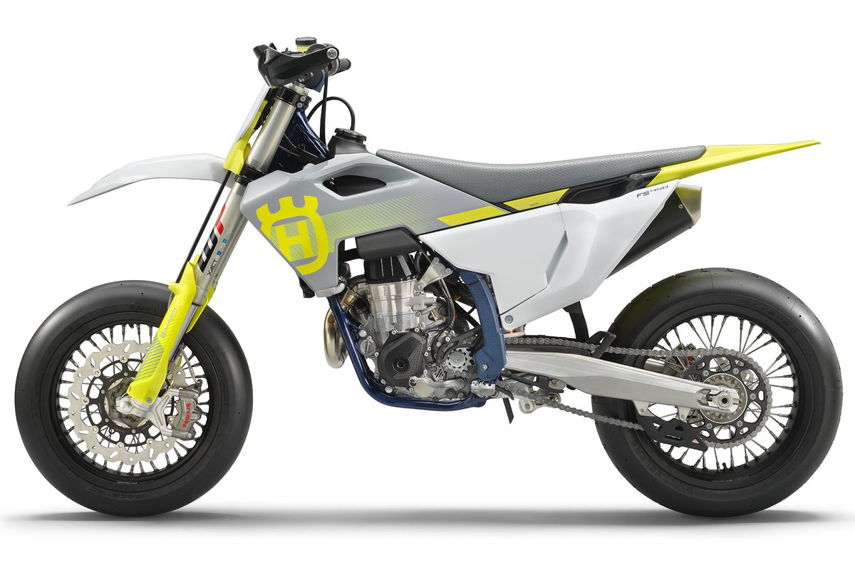 #SupermotoSunday with our asphalt dominatimg 2024 FS 450.

A true king of the racetrack.

#HusqvarnaMotorcycles #FS450 #Supermoto #GoRide #RideHusky