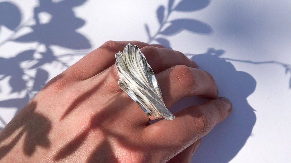 artisanalchemy's tweet photo. The sculptural curves and contours of Dovile's Flow ring create wonderfully organic silver reflections, resulting in an extraordinary and bespoke statement piece.🤩
#ring #jewellery #jewellerydesign #silver #madeinthejq #silverdesign #wearableart #ringdesign #statementjewellery https://t.co/c7h6n3Oi2Y