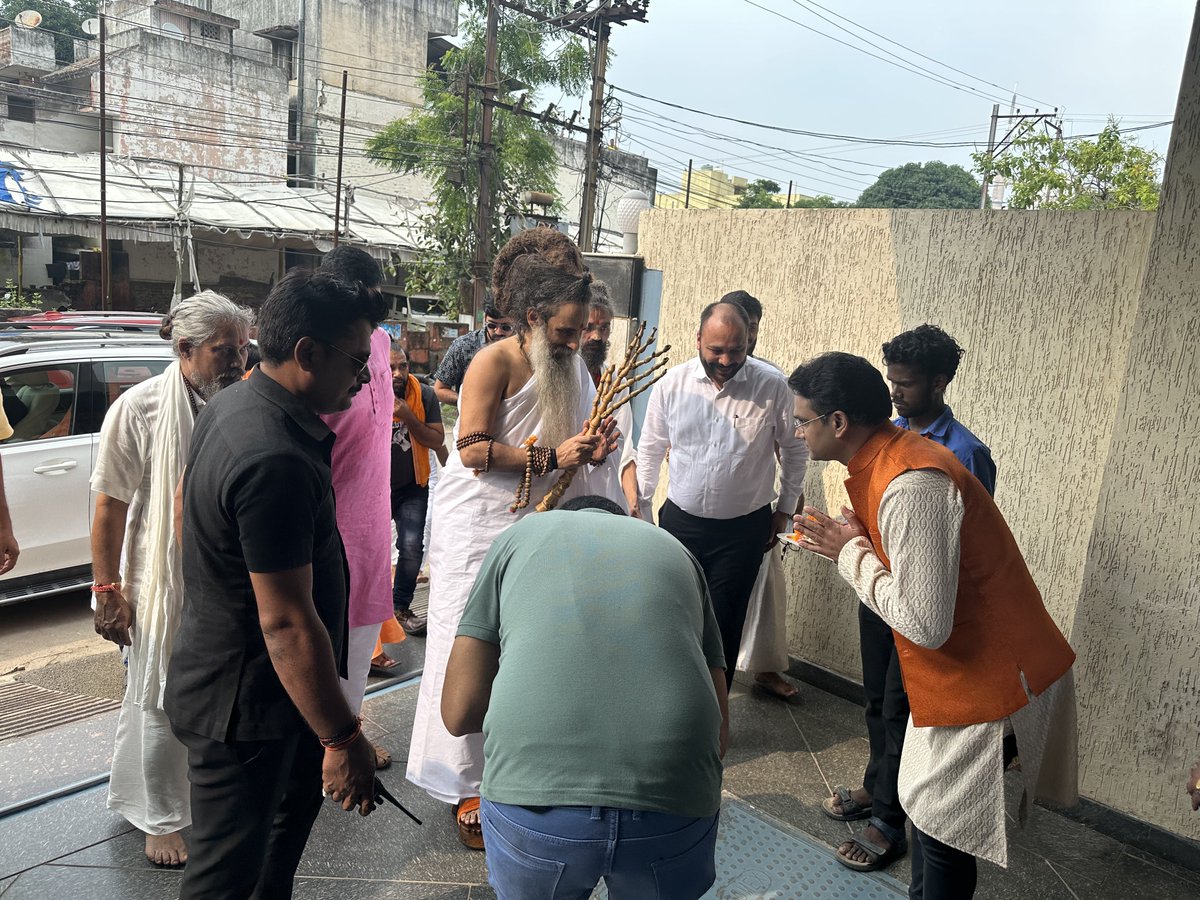namitjain01555's tweet image. @ShriRiteshwar अपने रायपुर प्रवास के दौरान   @News24_MPCG के स्टूडियो पहुचें! सभी लोग वहा बहुत आनंदित हुए और सद्गुरु जी के आगमन पर सबने मिलके आशिर्वाद लिया। 

#sadgurushririteshwarji 
#news24mpcg 
#News24