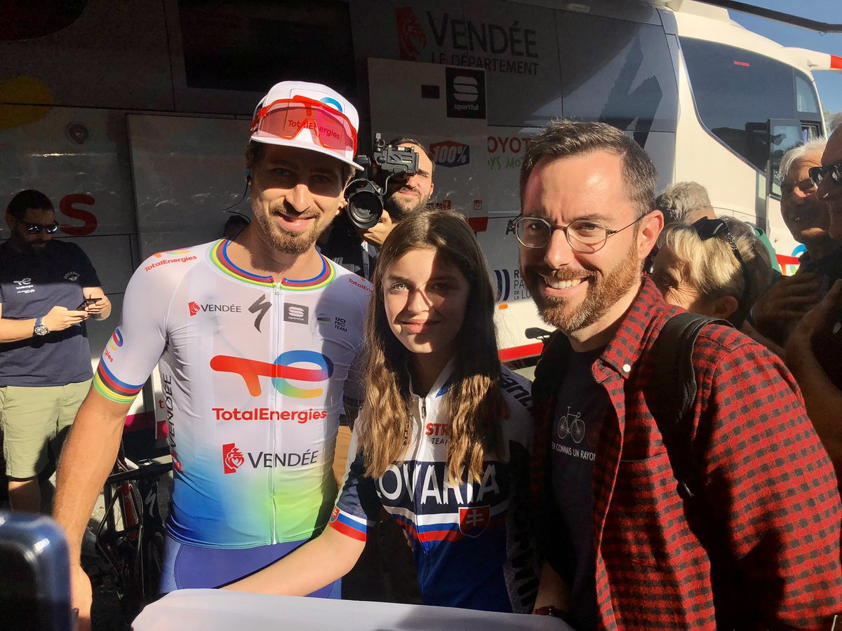 Peter Sagan a signé bon nombre d’autographes pendant dix minutes. De quoi ravir tous ses fans ! <a href="/sports_ouest/">Ouest-France Sports</a> <a href="/TourdeVendee/">Le Tour de Vendée</a>