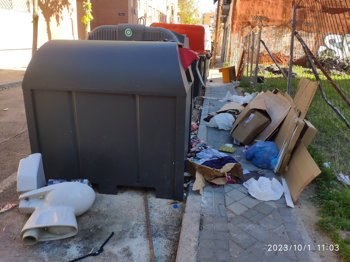 josevallekas's tweet photo. @Lineamadrid asi esta la zona de contenedores de la calle pico mulhacen 2. El contenedor de ropa esta completo y habría que vaciarlo. No se puede andar por la acera de la cantidad de basura, hay cristales rotos... https://t.co/b6X0iqAjmc