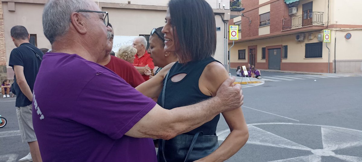 🔥VIURE LA POBLA FALLERA
Amb somriures i ritme, la Falla Plaça de l'Hort ahir va presentar la I edició de "Danses al carrer" i va organitzar un taller de pentinat de fallera.
Al sentiment i vida que aporteu als carrers se suma la transmissió de tradicions a les noves generacions.