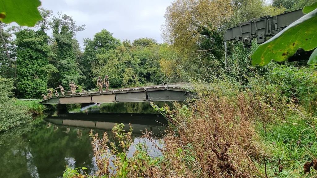 As @3rdUKDivision begins to regain the initiative on Ex #IRONTITAN, the Divisional Engineer Regiment is concurrently building multiple bridge types and route upgrades, to keep main supply routes open… including under CBRN conditions.