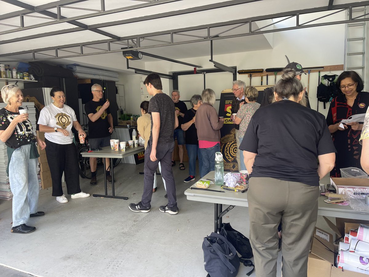 📸 Today’s #KooyongVotes working bee for #Yes23 100’s of signs, banners, and booth kits with HTV cards prepped for early voting and Oct 14. Many hands made VERY fast work. Voting opens tomorrow beside Camberwell RSL (Chambly Hall, 405 Camberwell Rd, 8:30am-5:30pm)